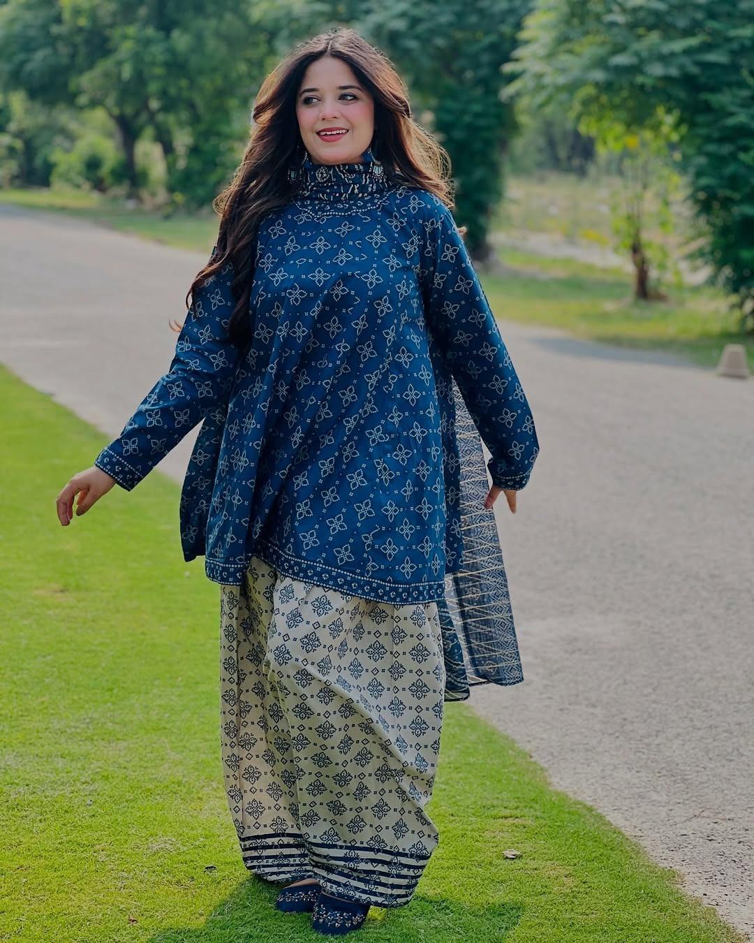 1534-10-619063-product-2 3 Pcs Women's Stitched Lawn Printed Suit - Image 2
