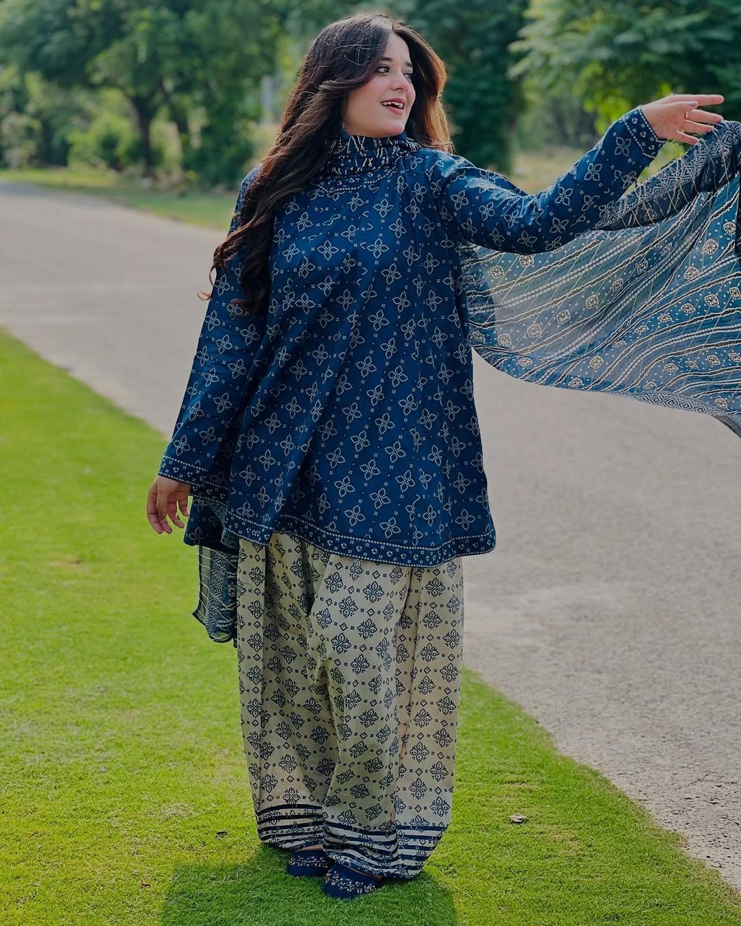 1534-10-619063-product-6 3 Pcs Women's Stitched Lawn Printed Suit - Image 1